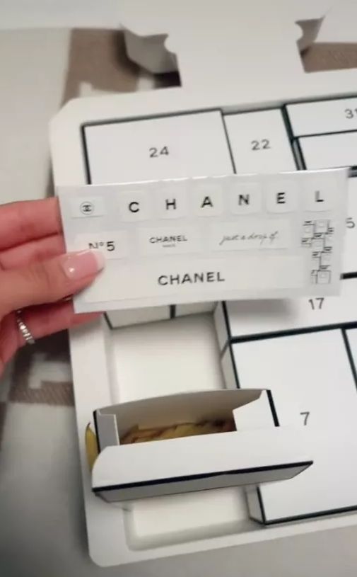 最惨香奈儿圣诞倒数盲盒,拆香奈儿盲盒最惨