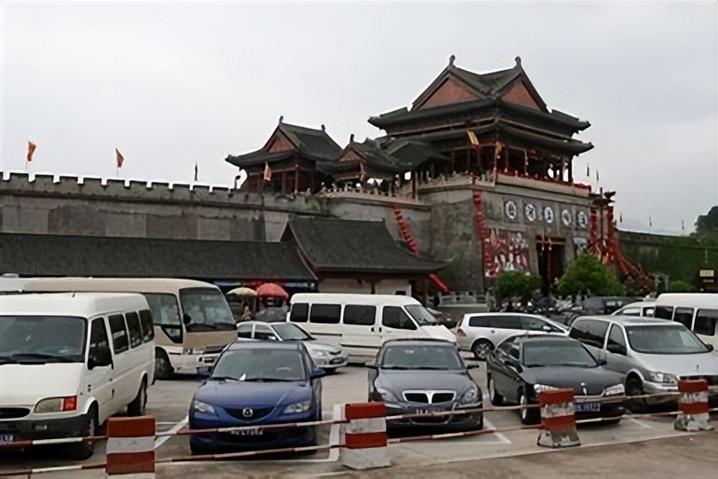 “出*身卖**体”日赚3000元，横店20万群演美女如云，却成为懒汉天堂