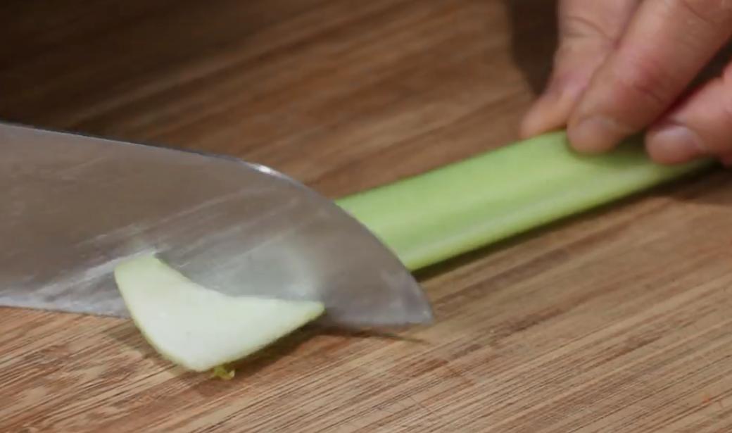 既能补水又能保护视力的食物,保护视力多吃含有什么的蔬菜呢