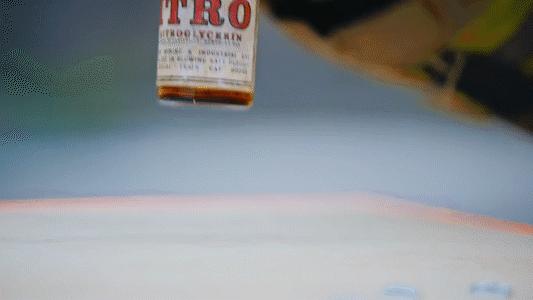 “*体炸液**药”的威力有多大？滴到纸上用锤子砸，会发生什么？