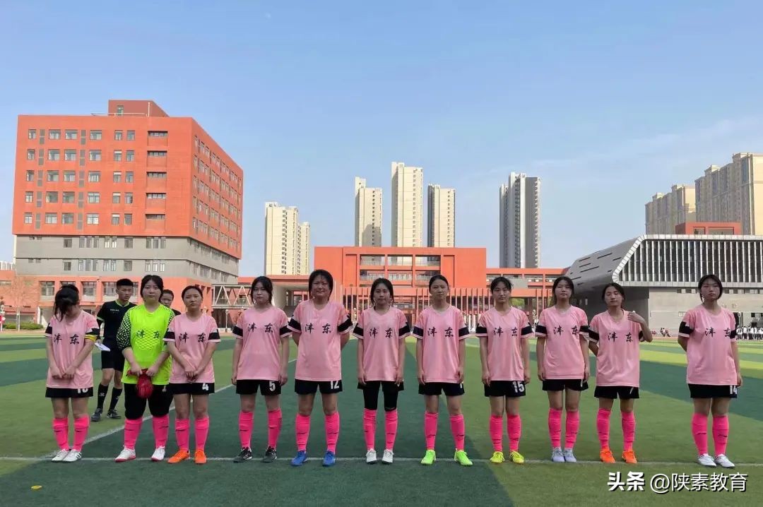 绿茵逐梦足够精彩海报,绿茵逐梦