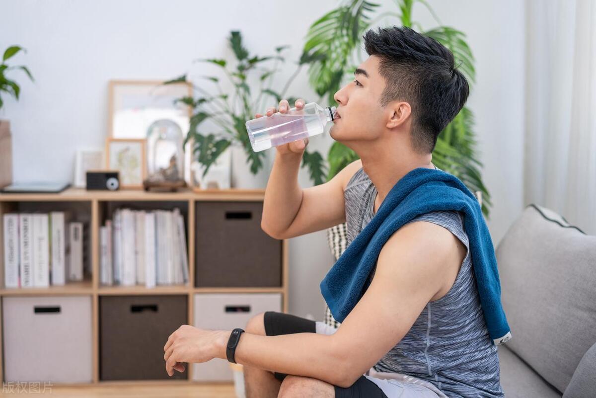 夫妻生活结束，男性完事后直接睡觉？医生：男人事后要注意这些