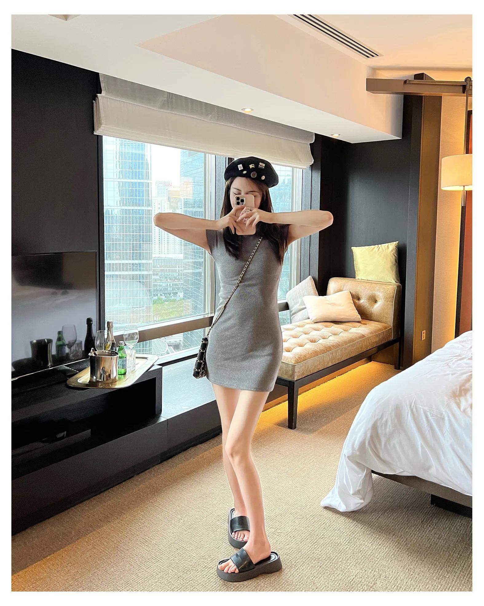 修身连衣裙尽显美女完美身材