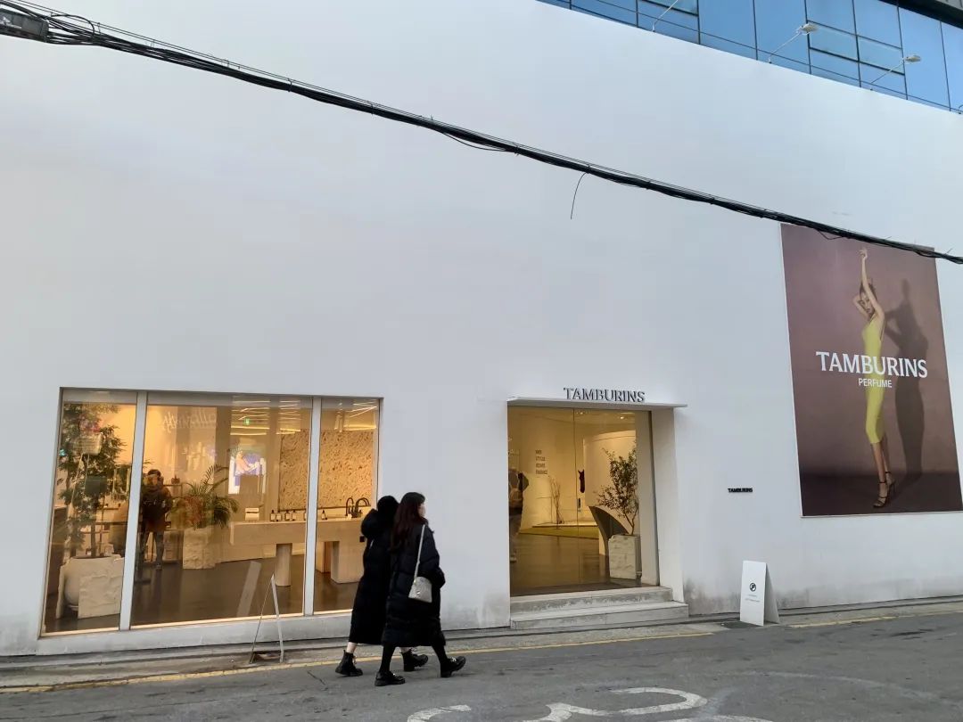 韩国年轻人喜欢去哪里买衣服,韩国年轻人喜欢去哪个国家旅行