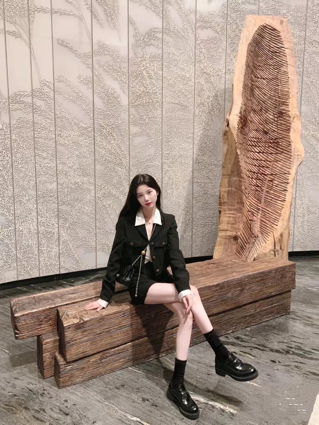 乐福鞋怎么穿才好看呢,春天乐福鞋白色好搭还是黑色好搭