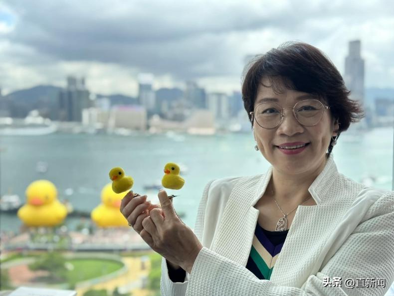 醒目！大黄鸭“游”进维港丨香港一日