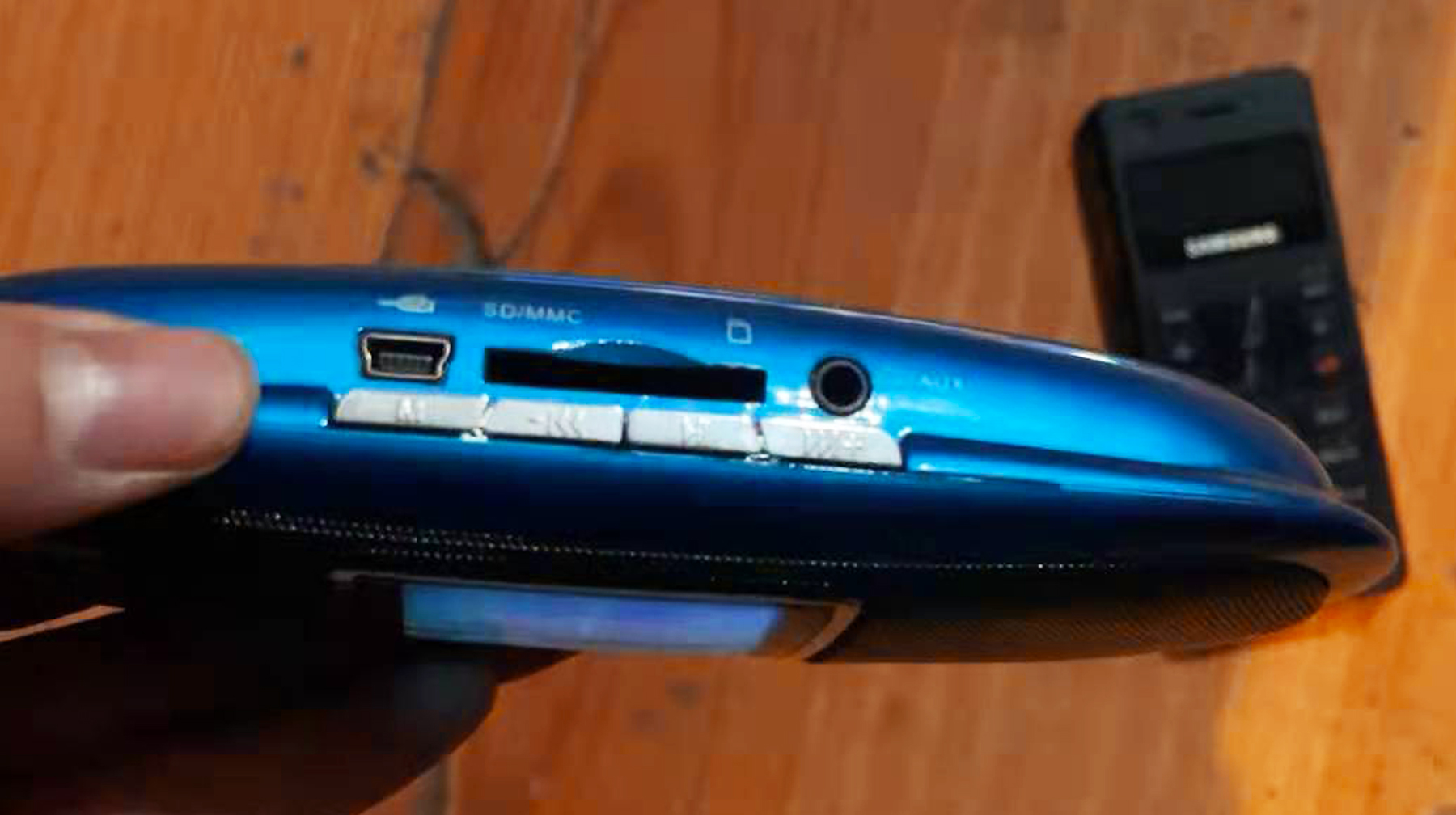 自带2.0英寸彩屏可看视频，体验一台国产音箱，还能收听广播电台