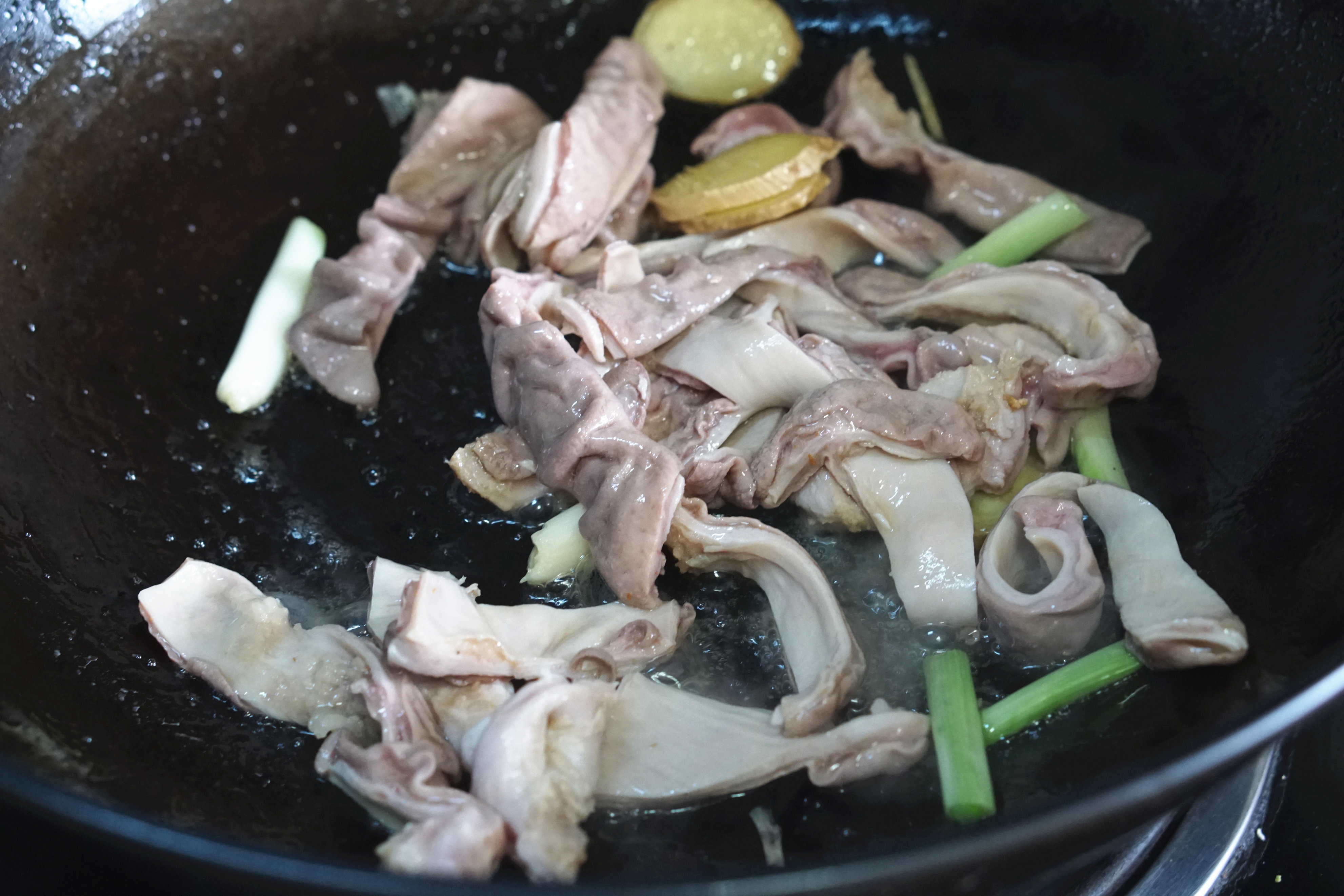 家庭版胡椒猪肚鸡汤做法,猪肚鸡怎么给孩子炖健脾开胃