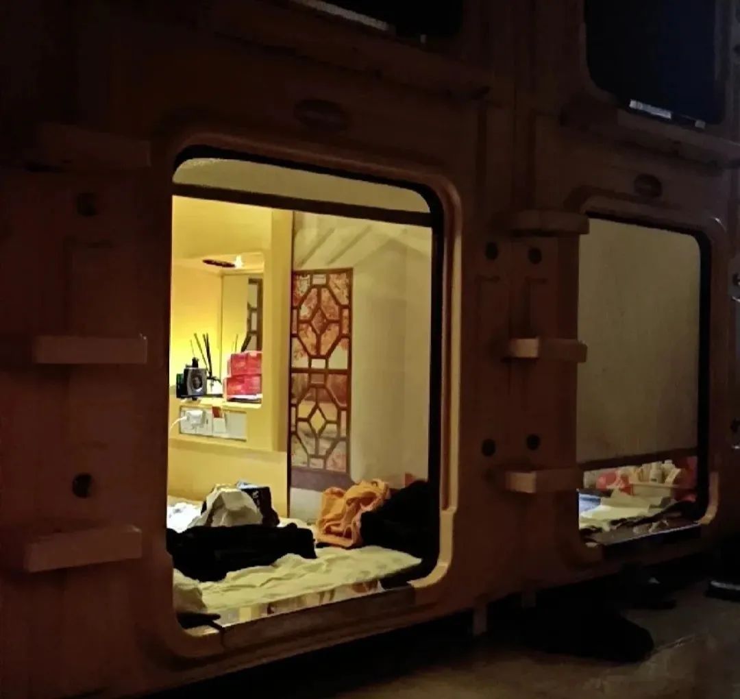 年轻人租房降级住太空舱30元1天,租房降级年轻人住30元1天太空舱