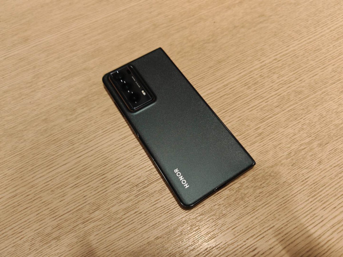 荣耀MagicV2折叠屏测评，5大亮点和2个缺点，8999值得冲吗？