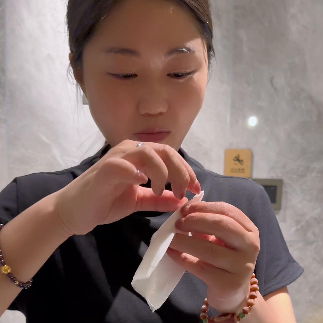 告诉大家一个秘密，为啥我要住酒店，明天不见不散！晚安啦～