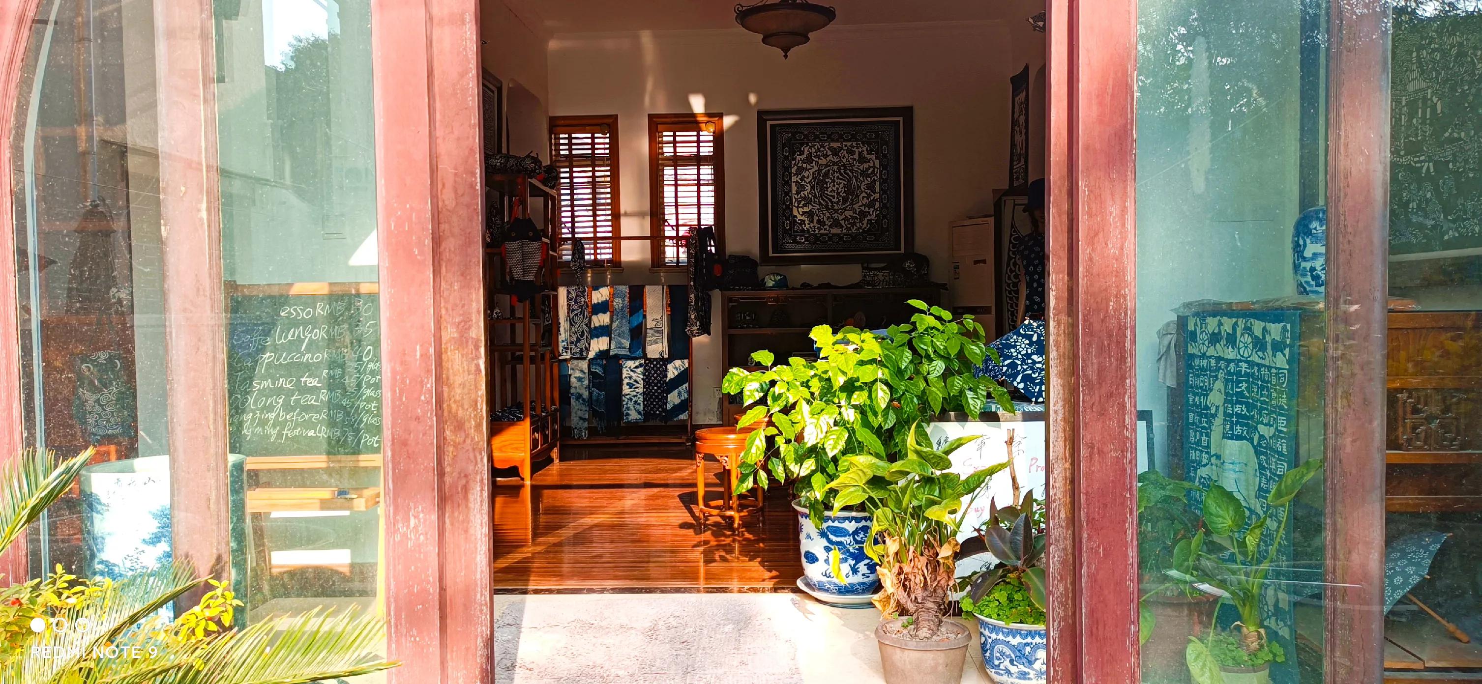 心系蓝印花布的日本籍老太太