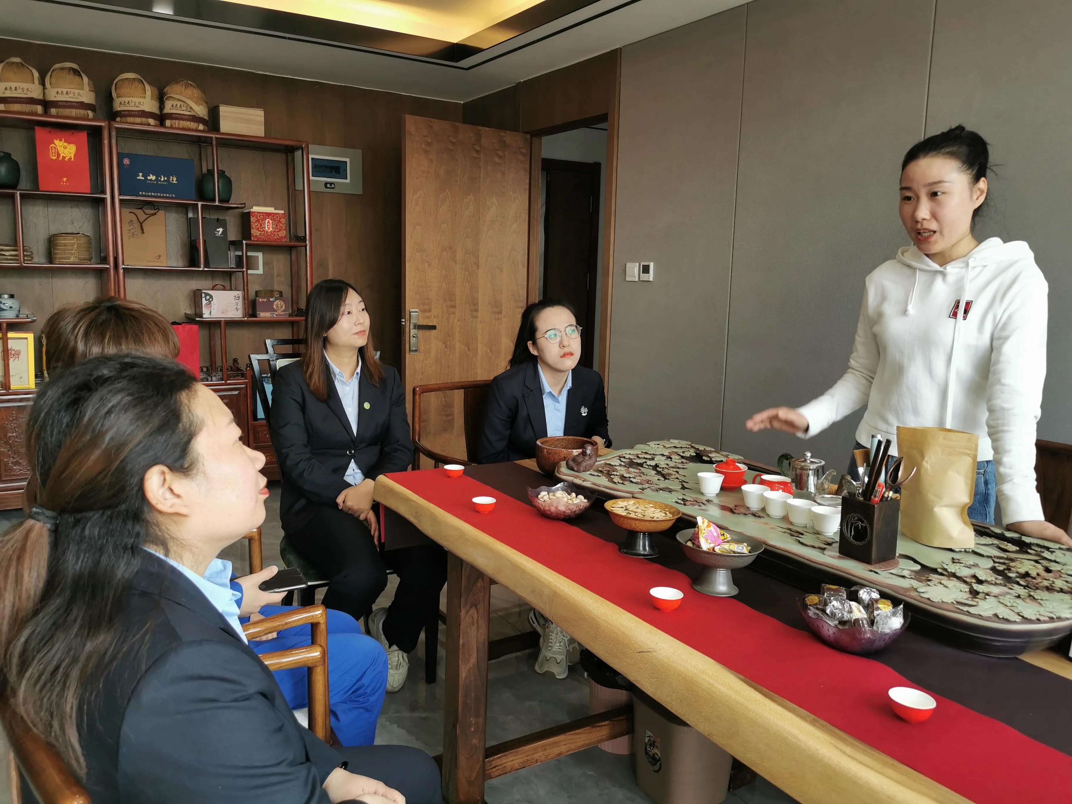 裕兴街道中冶商圈三月八日妇女节“巾帼心向*党**、中冶展风采”活动