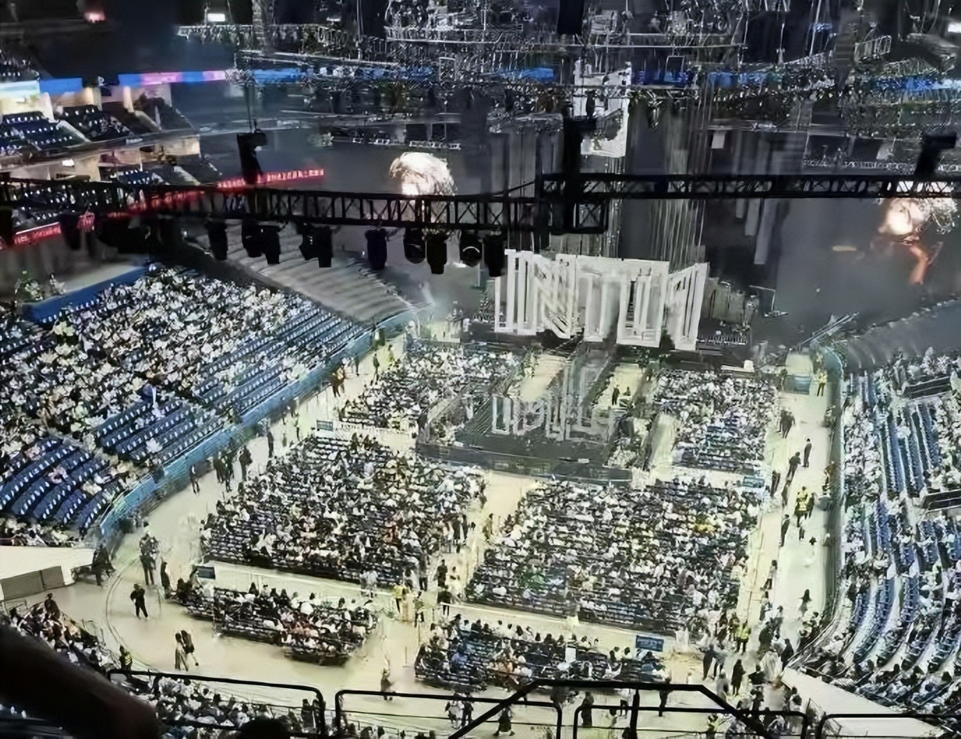 荒唐！演唱会门票炒到2W多，临开场也不降价，现场大片空位！