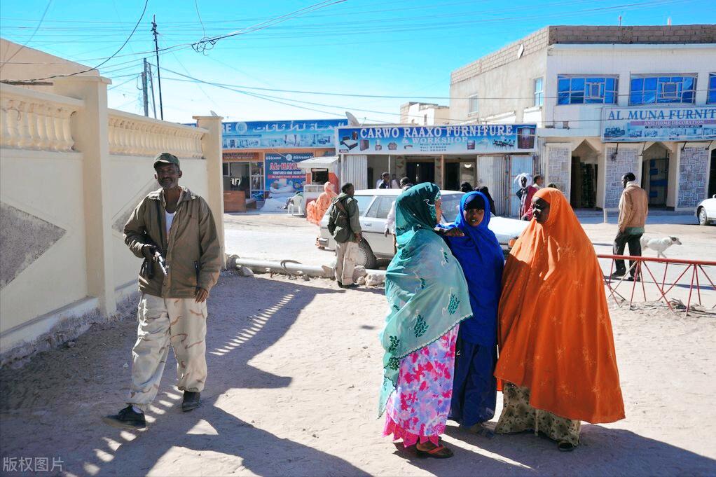 舰在亚丁湾,海盗去索马里