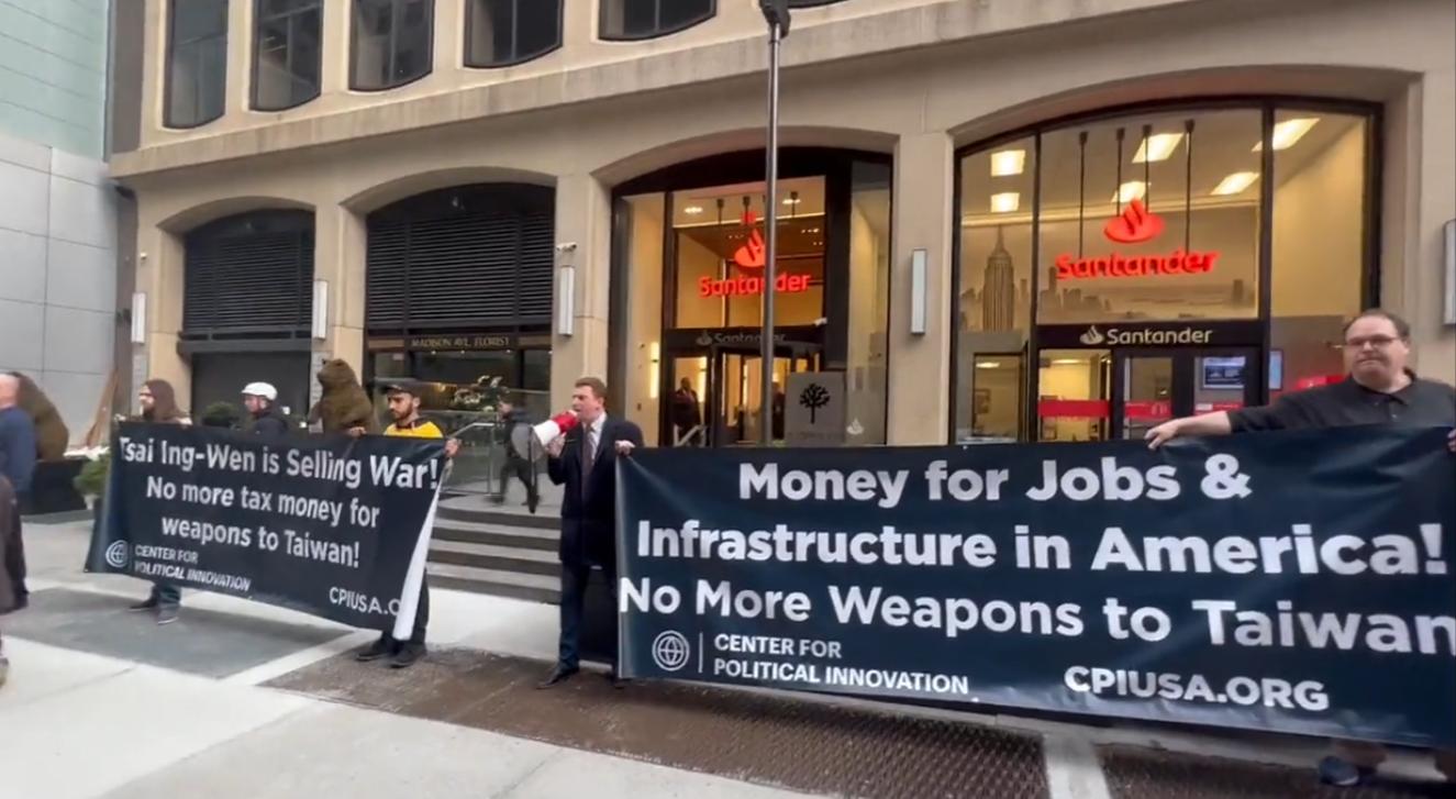 蔡英文刚到纽约,就被数百人堵在酒店,痛骂“大汉奸、*国卖**贼”