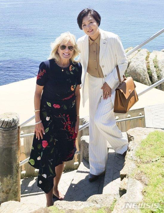 文在寅夫人奢侈品,韩国文在寅夫人42套大衣图片