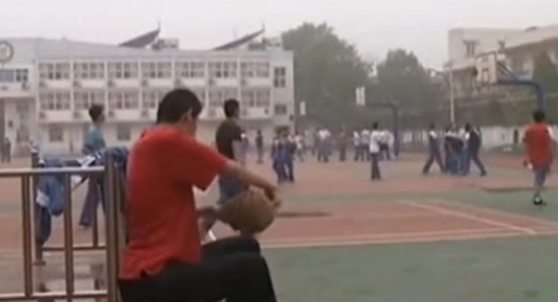 男子身患巨人症身高竟有两米四二,外国夫妇生了巨人症的孩子