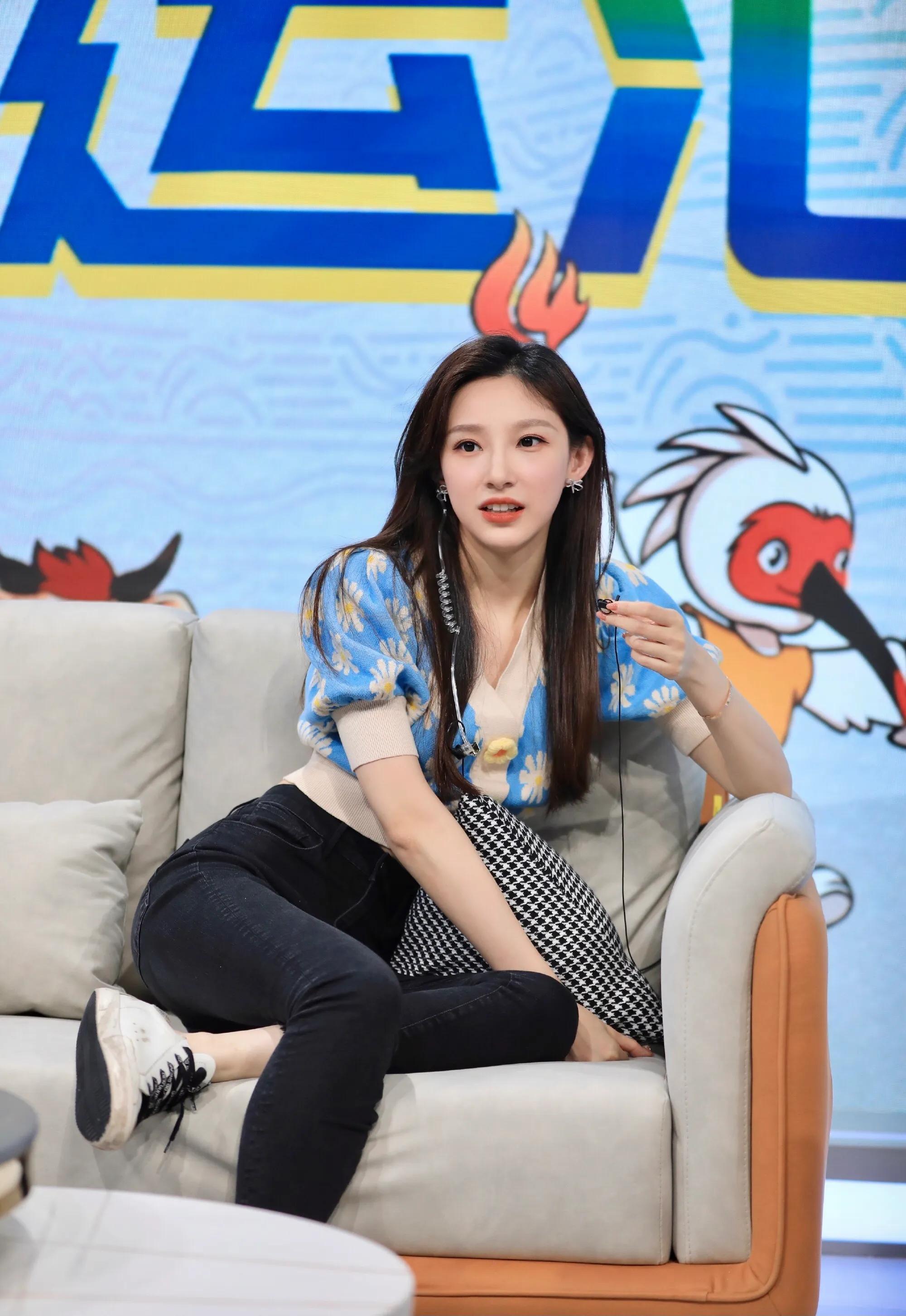 马凡舒中国足球主持,马凡舒天下足球完整视频