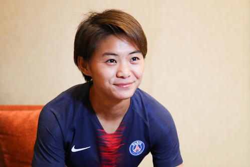 足球运动员王霜,王霜被谁养大的