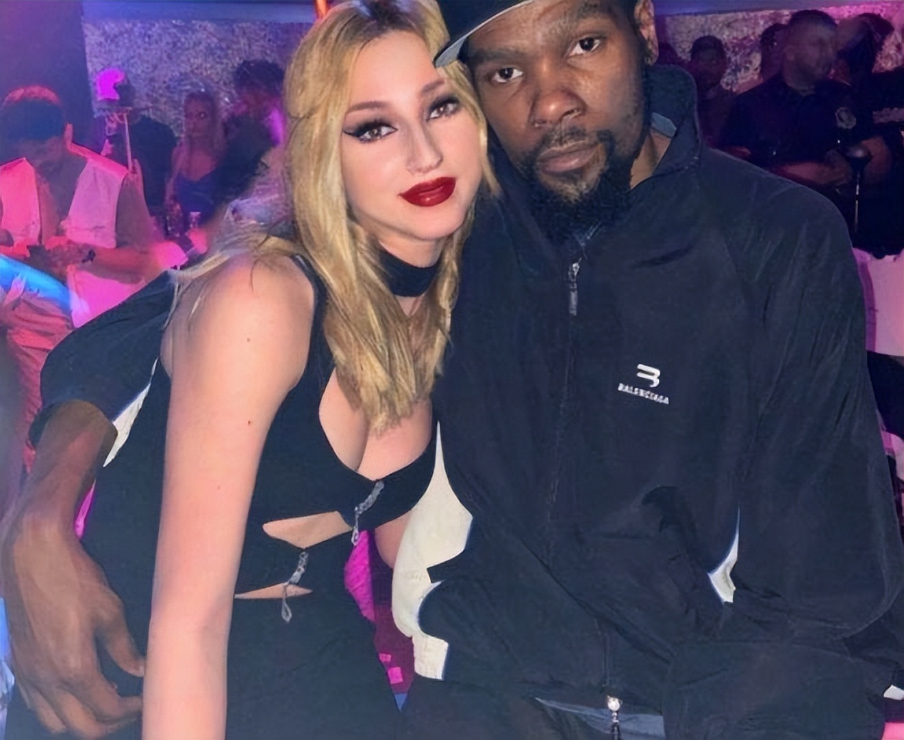 杜兰特现身夜店练投篮,杜兰特现身夜店狂欢