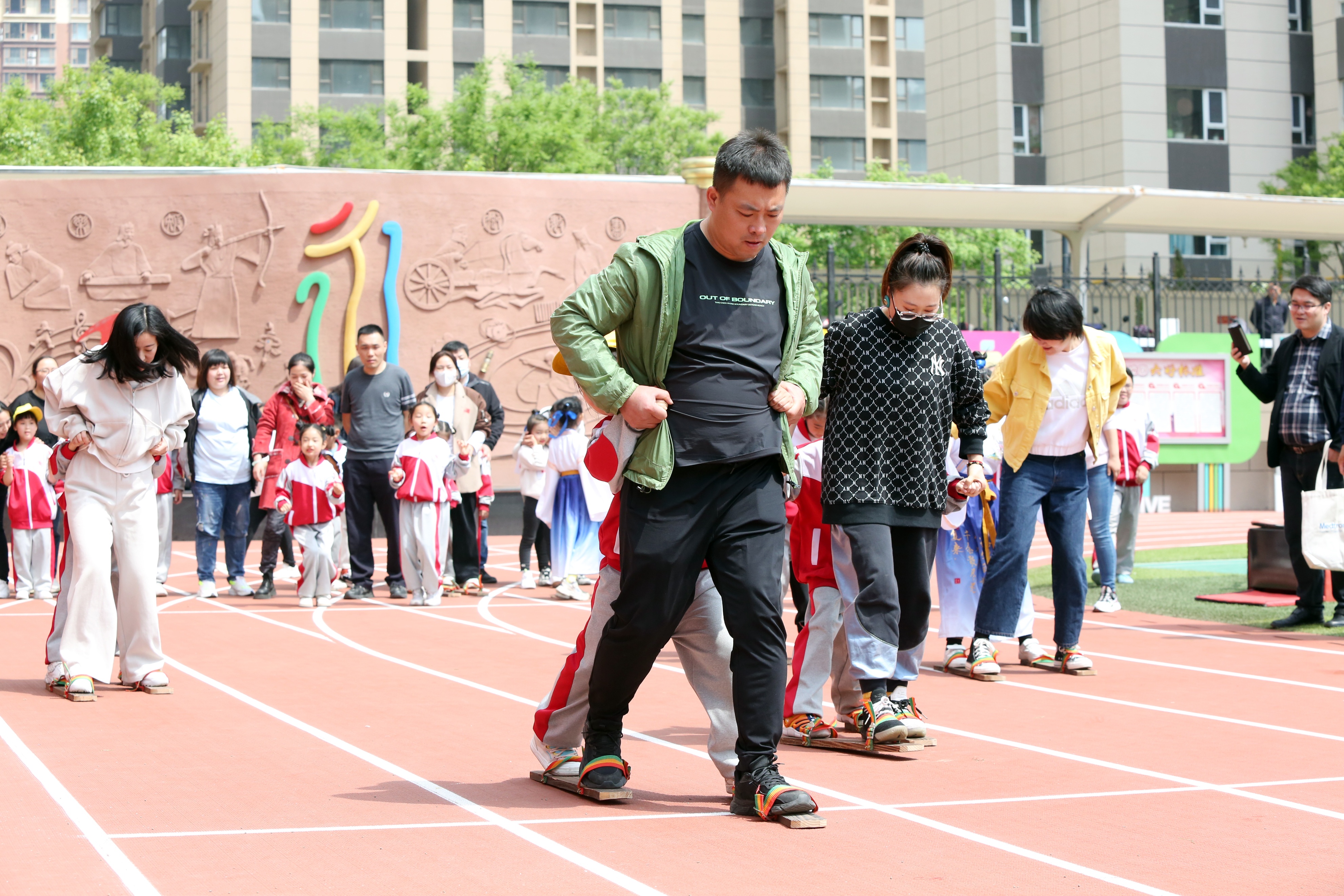 斗争精神迎挑战奋进拼搏创未来——迎泽区双东小学举行春季运动会