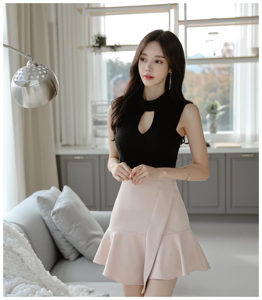 淡粉色吊带抹胸鱼尾连衣裙孙允珠,孙允珠露肩黑色斑点连衣裙