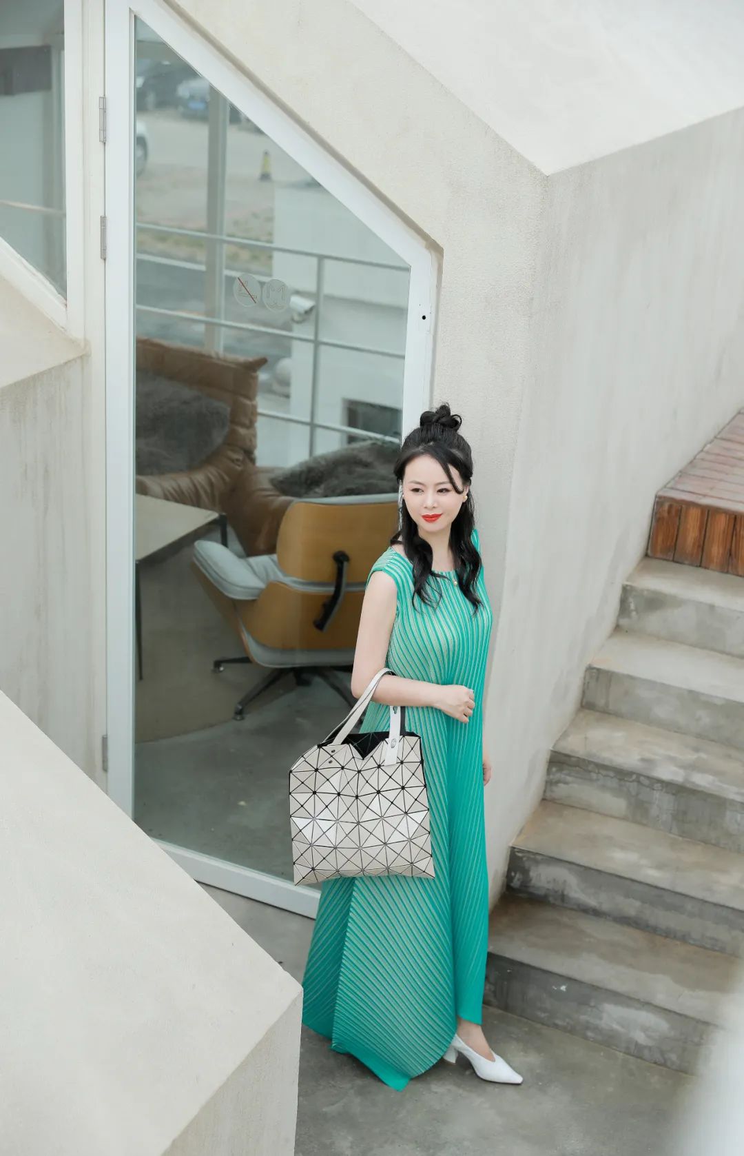 孟晚舟穿的白色连衣裙是什么品牌,孟晚舟同款连衣裙大码