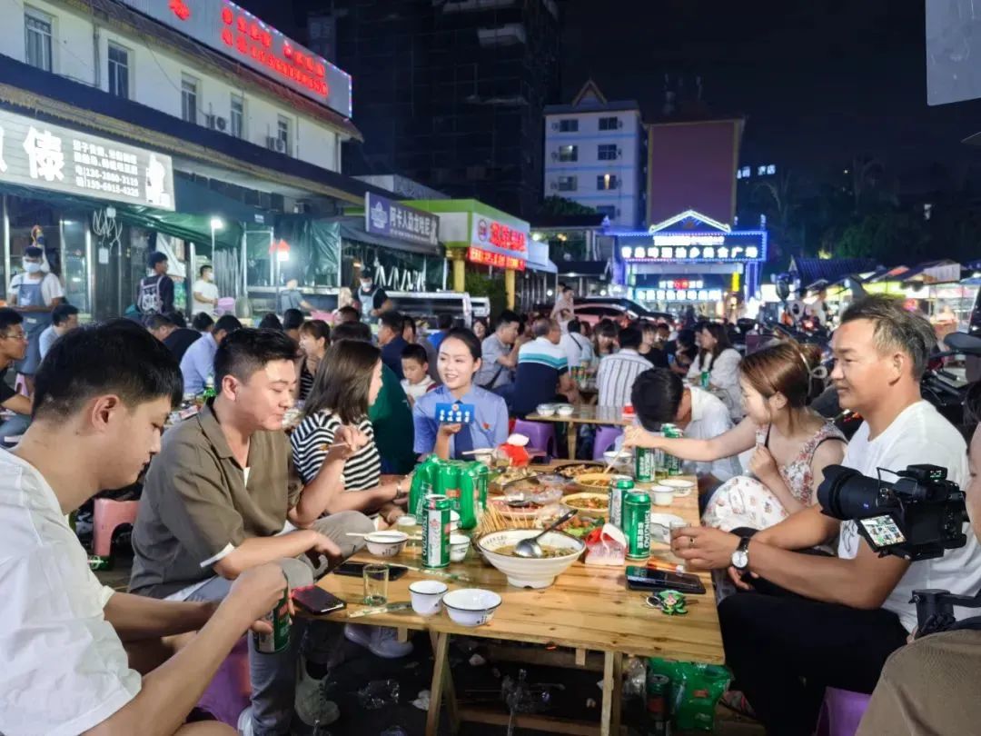 在“烟火气”中普法，让版纳烧烤火出圈！