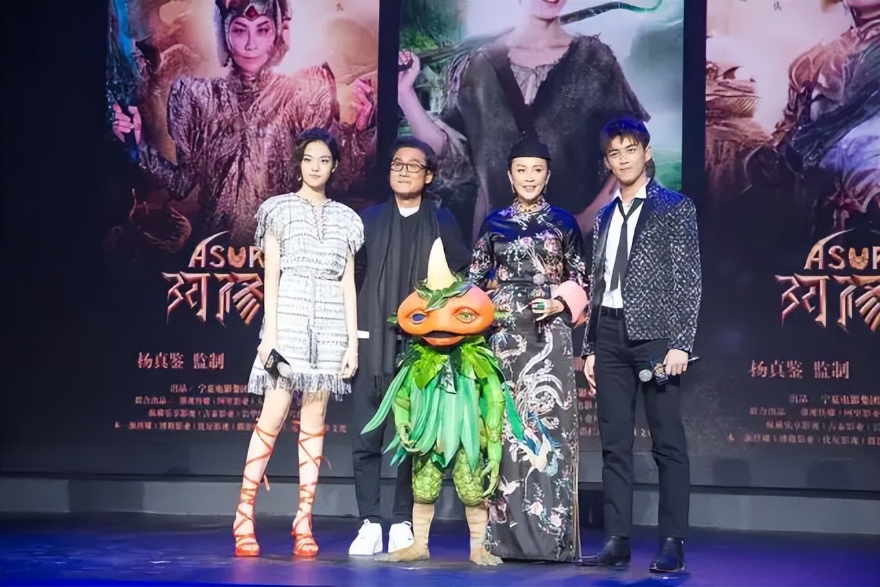 刘嘉玲关晓彤同框,穿旗袍大秀窈窕好身材