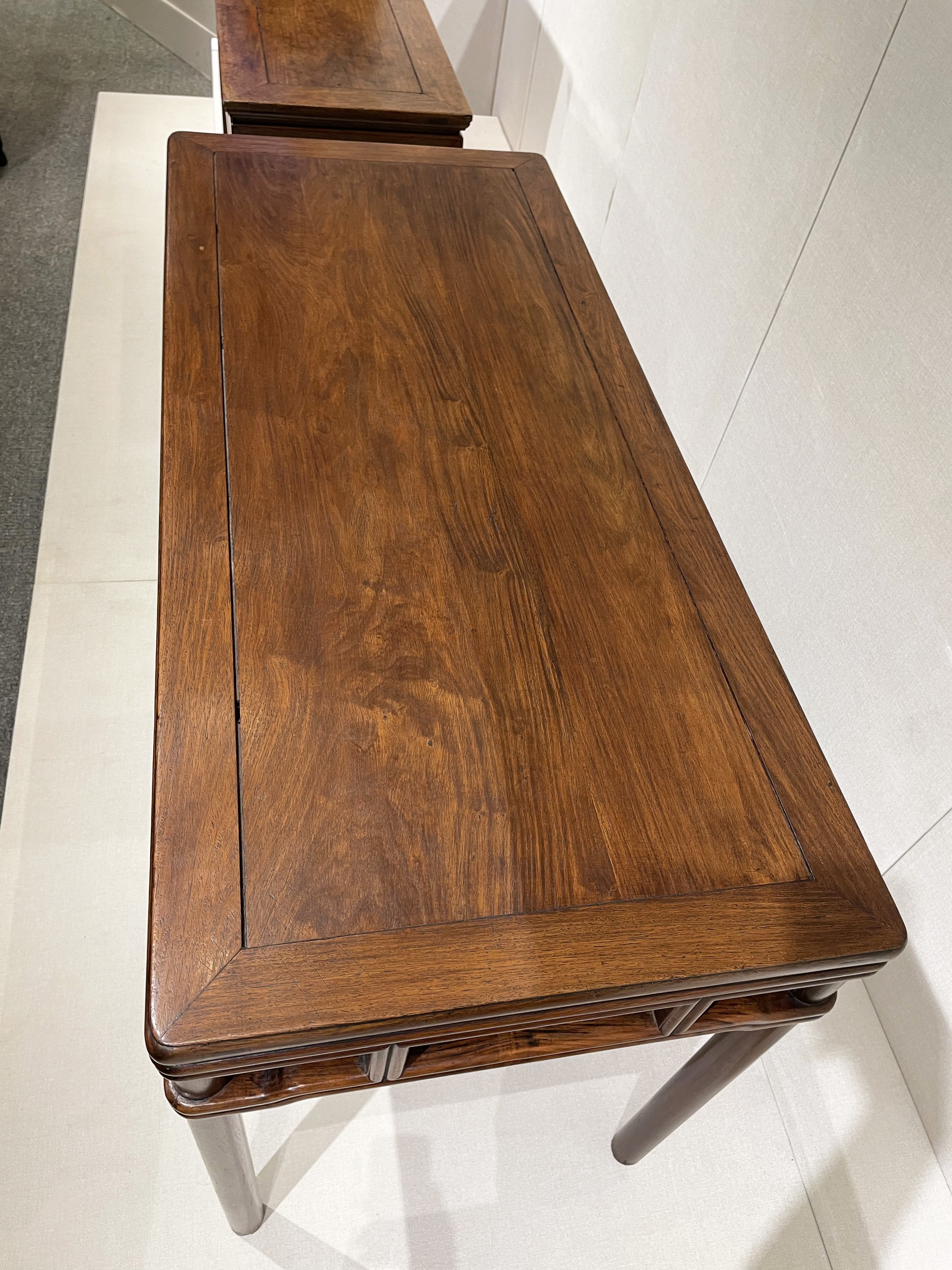 棕眼较密不疏朗，裹腿做画桌依然是黄花梨