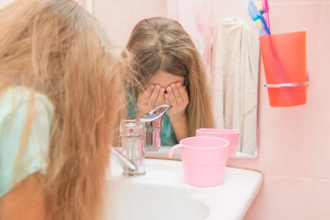 眼睛痒越揉越痒是过敏性结膜炎吗,换季眼干眼痒小心过敏性结膜炎