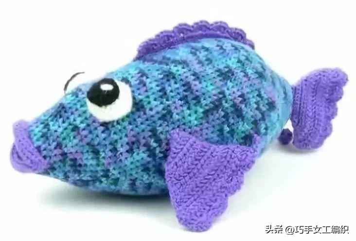 她只用零线就把鱼钩出了百变的花样，还超实用，真是太聪明了！