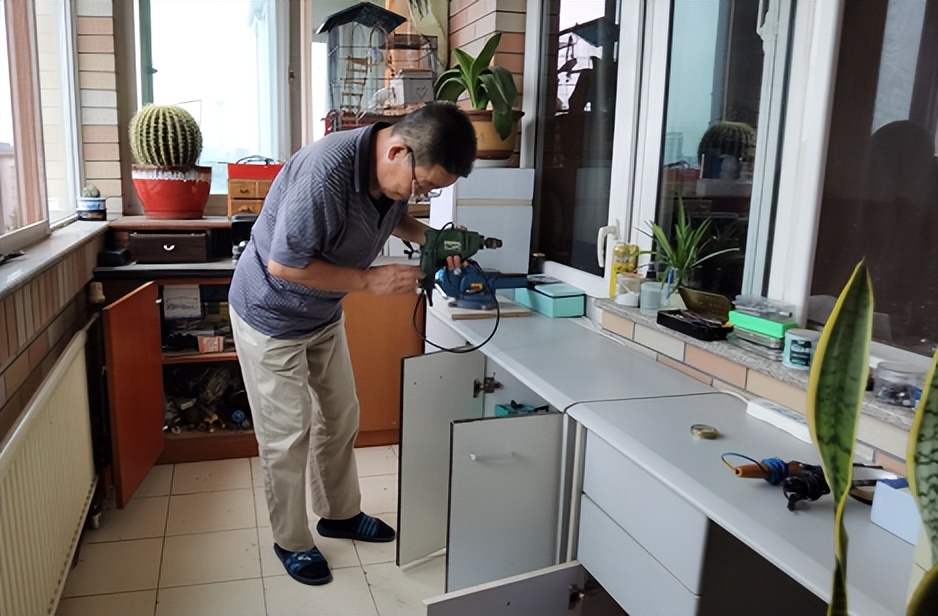 天有一双手——记军休干部吴建德义务为民服务11年