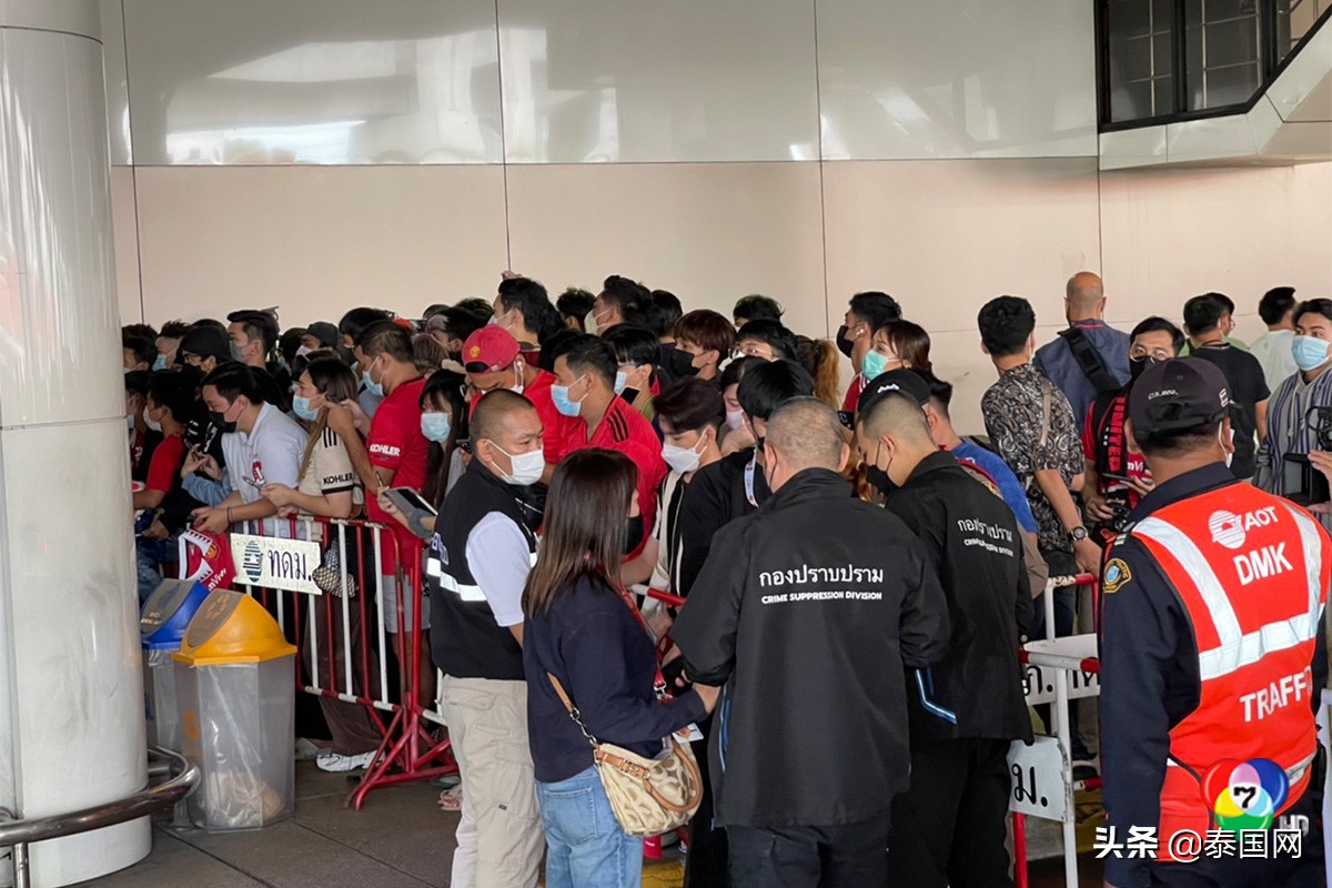 曼联接布罗姆奎斯特,曼联包机