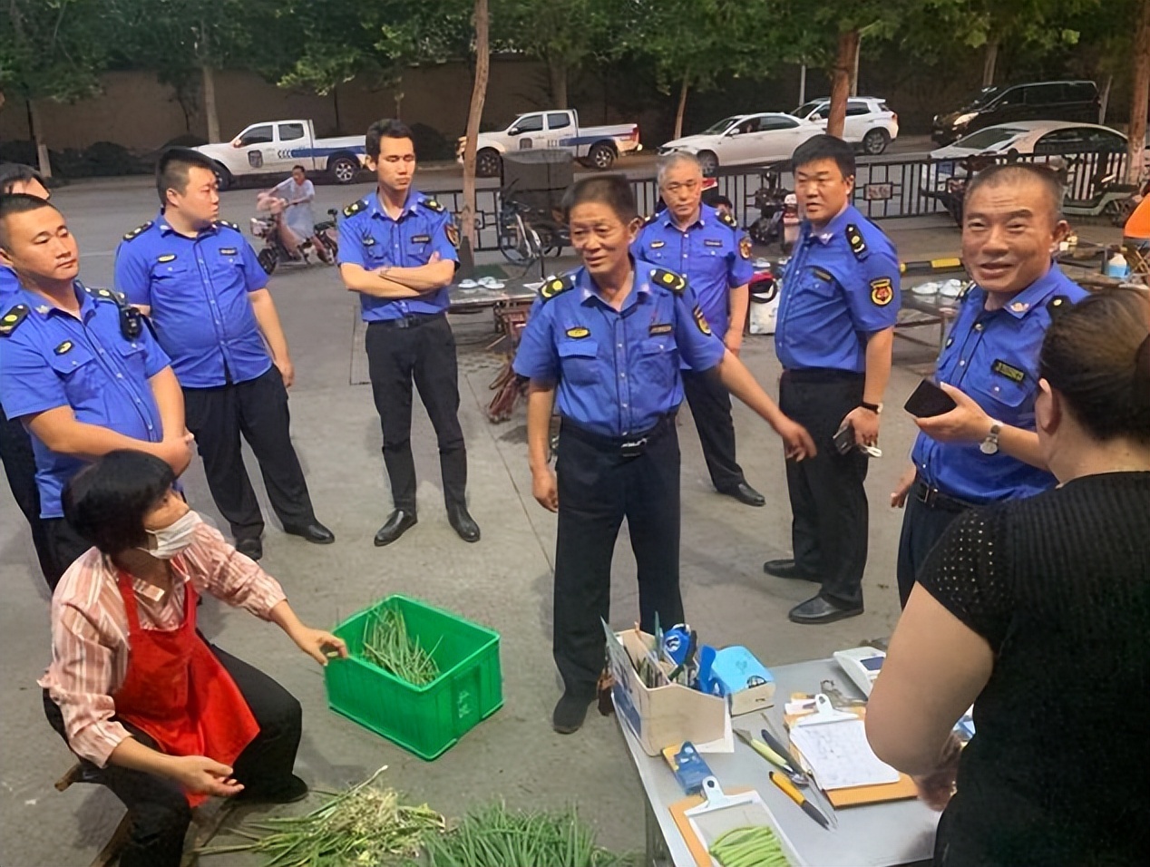 城管砸西瓜执法遇到警察,西瓜摊贩抗拒城管执法后续