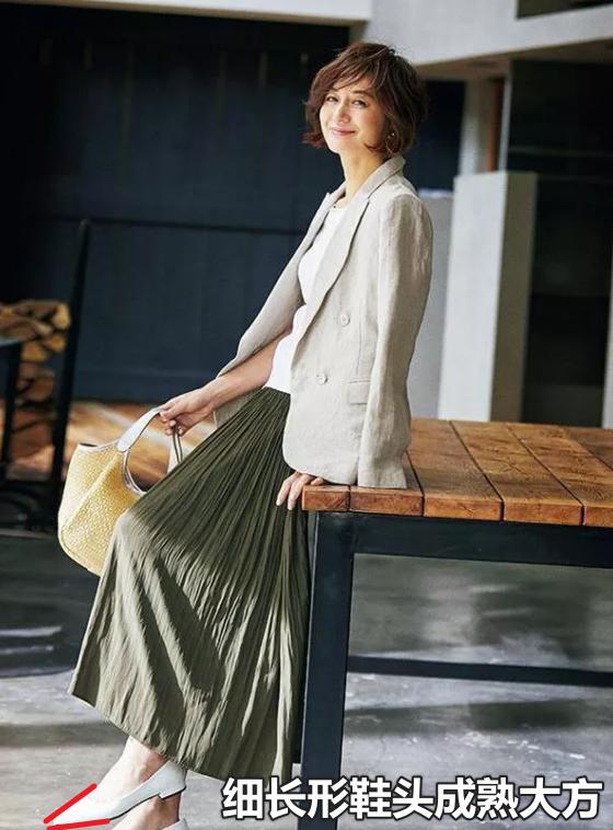 运动鞋这样穿不但知性优雅还减龄,适合50岁女人的运动鞋