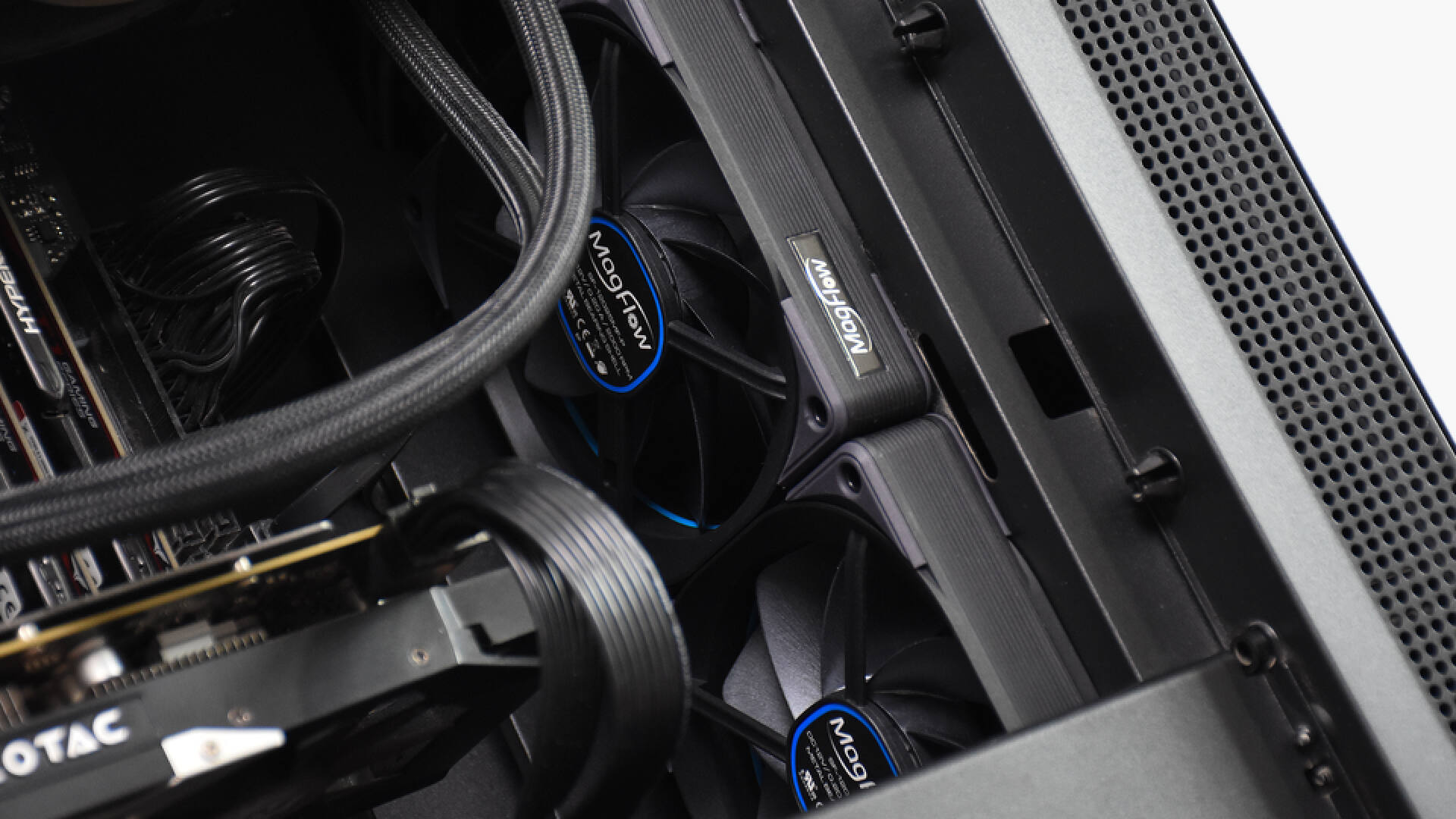 海韵MagFlow1225PWM风扇：磁吸拼接，安装走线更方便