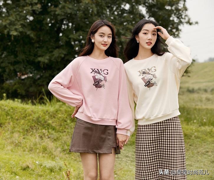 卫衣搭配外套的穿搭春款,矮个子初春风衣卫衣搭配