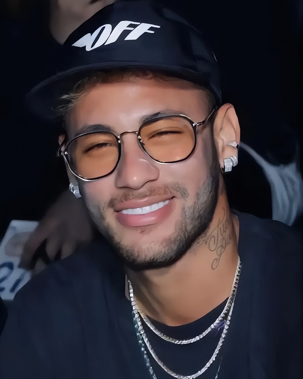 足坛“风流大师”，17岁当爹，30岁已换20个女友，如今女友又怀孕