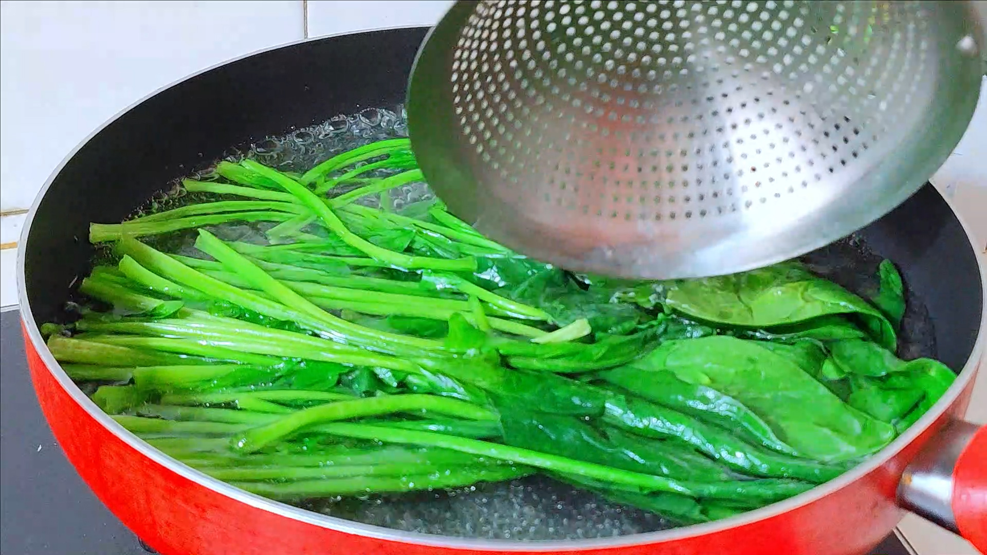 菠菜和什么吃会拉肚子,菠菜肠胃不好的人吃了会拉肚子吗