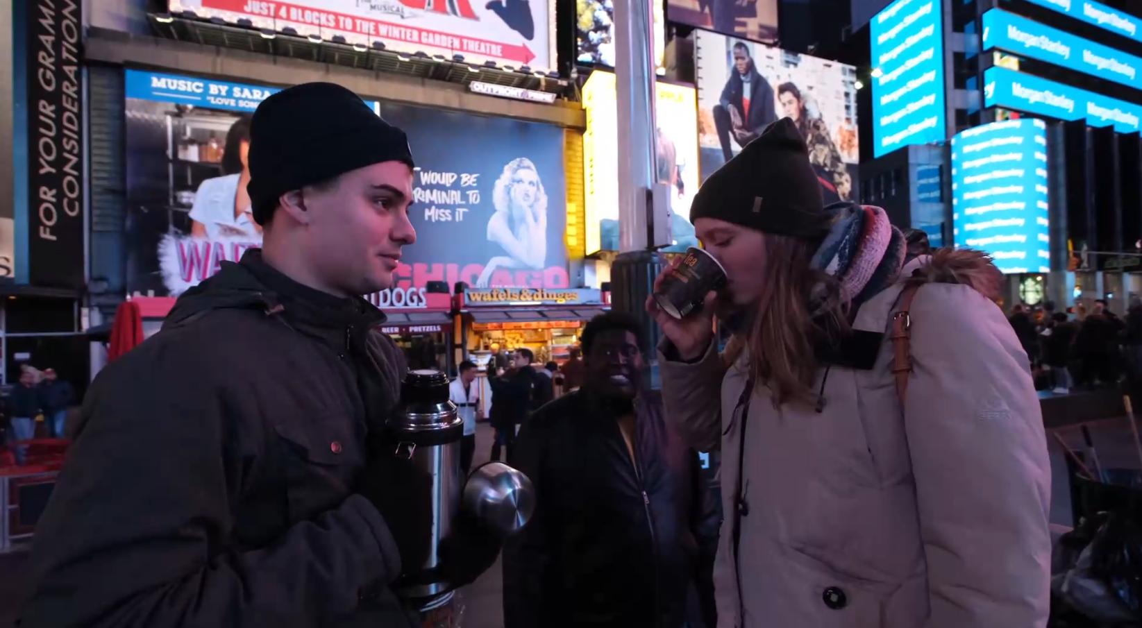 美国小伙觉得中国食物难吃，便用胡辣汤街头实验，结果被路人疯抢