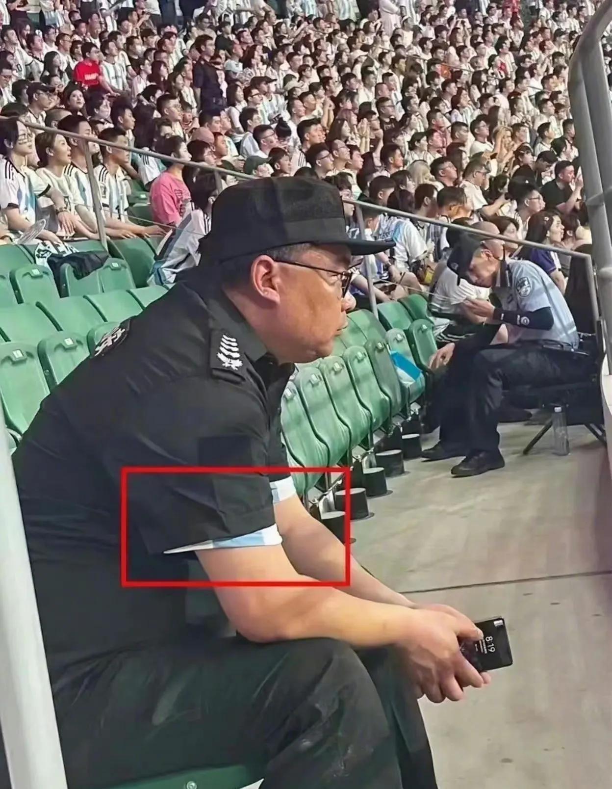 拥抱梅西的球迷发声,拥抱梅西全场观众齐喊