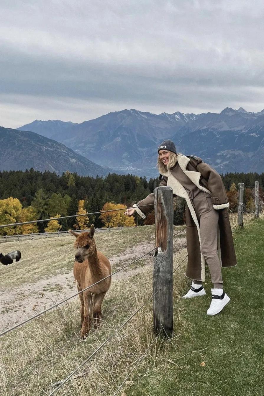 杨幂撞衫杨颖和热巴,杨幂绿配橙撞色大棉服