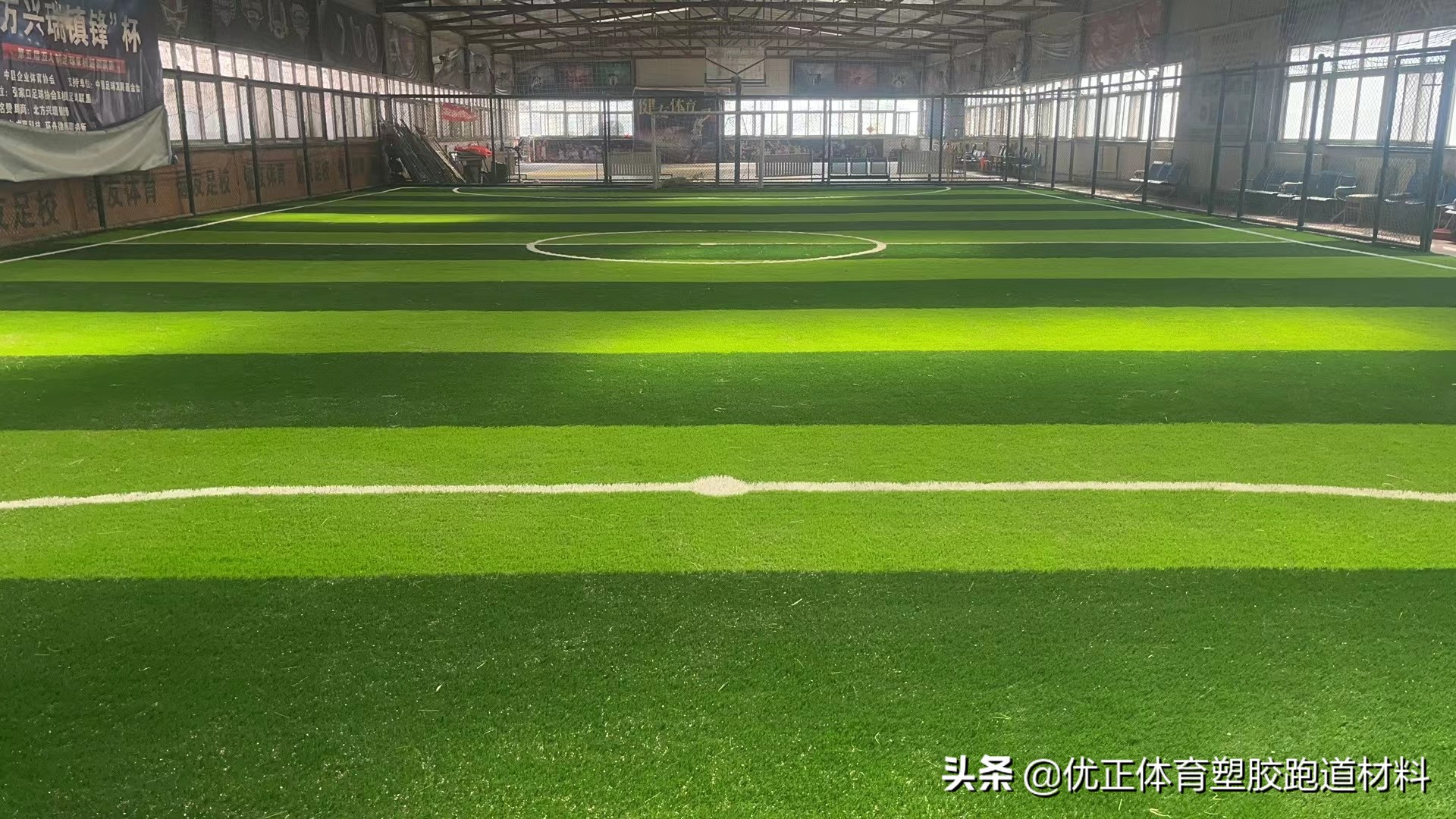 足球场假草坪施工多少钱一平方,假草坪足球场每平方价格多少钱