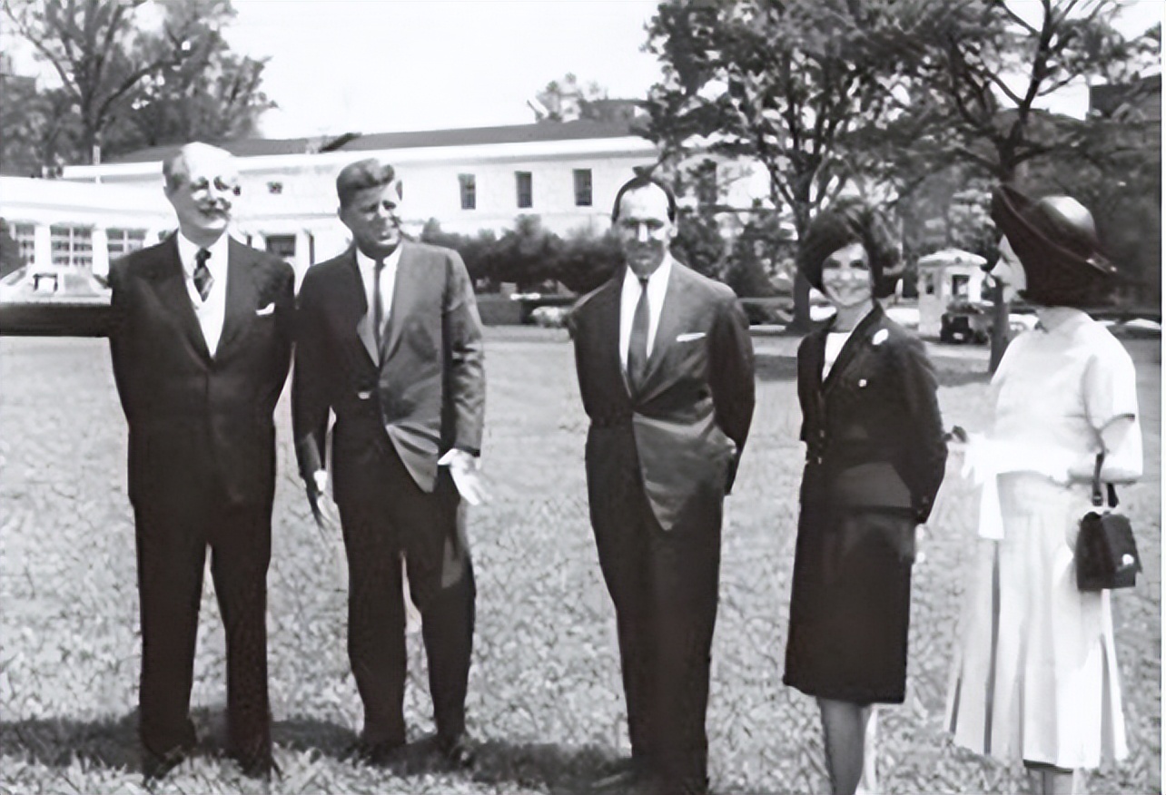 肯尼迪总统被*杀暗**后39岁的妻子为什么会改嫁给62岁的希腊富翁