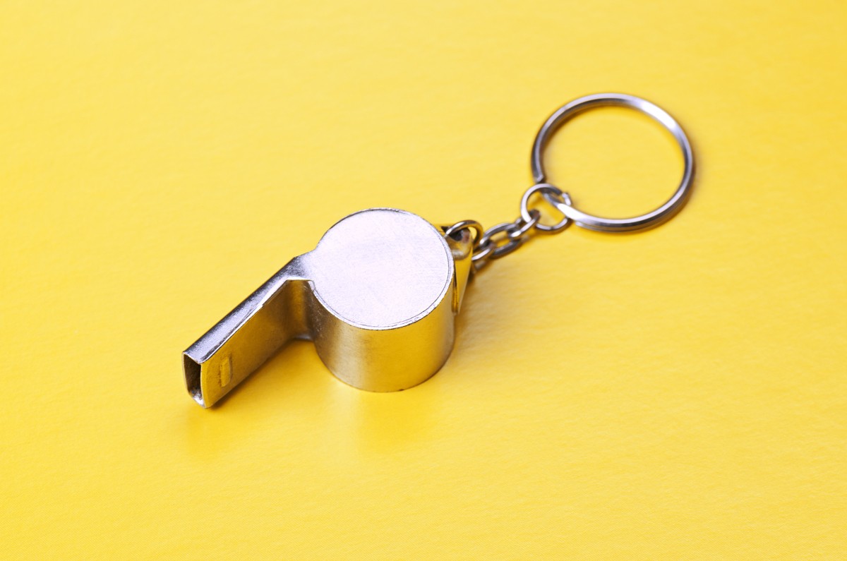 裁判哨子为什么带护齿,足球裁判的哨子到底有多大声