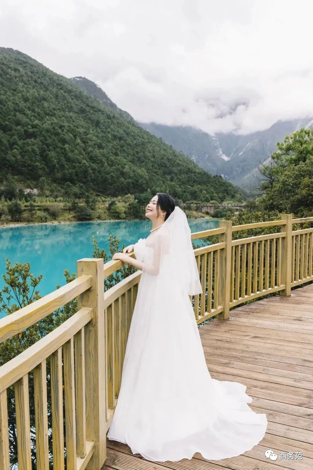 孟晚舟紫色连衣裙,孟晚舟蓝色连衣裙