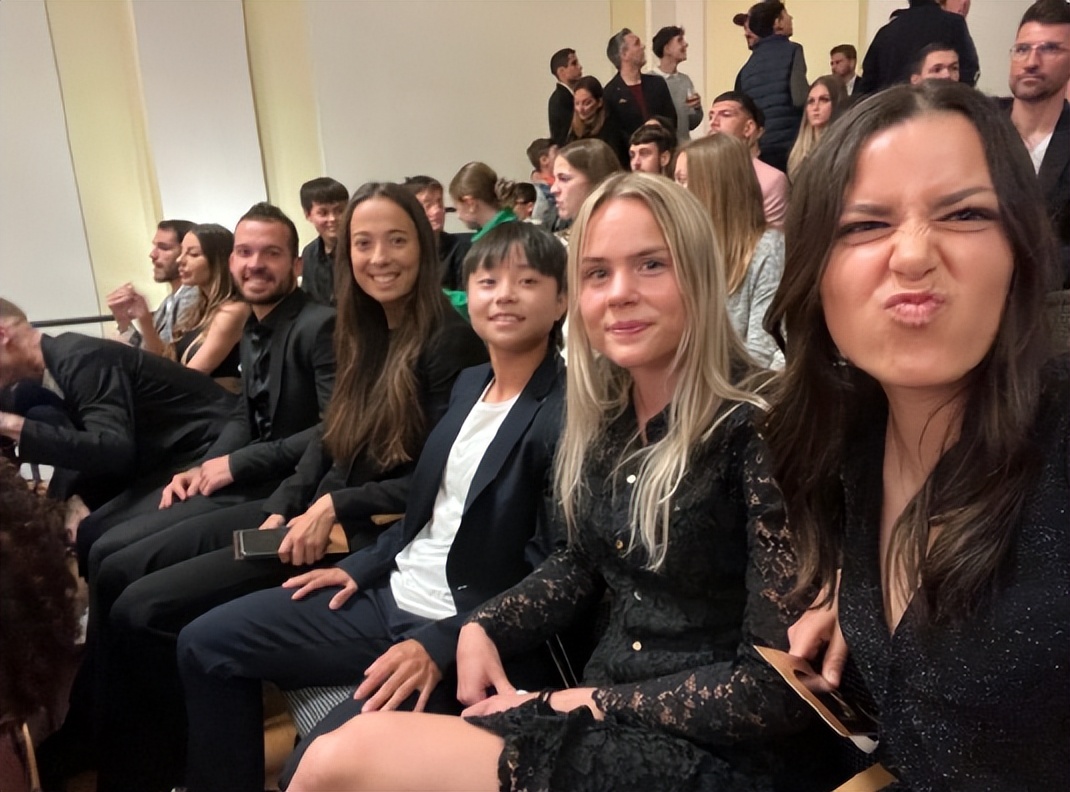 张琳艳海外1战成名首秀狂造5球,亚洲杯夺冠张琳艳和队友合庆祝