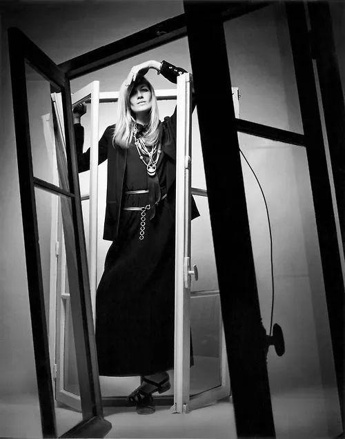 她让YSL“一见钟情”,相伴30年,结婚新郎却不是他